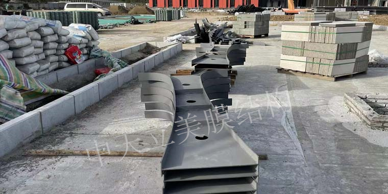 鋼膜結(jié)構(gòu)車棚價(jià)格